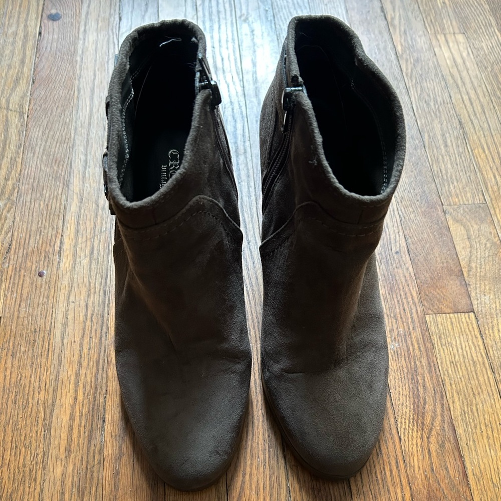 Crown Vintage Zippered Heeled Boots